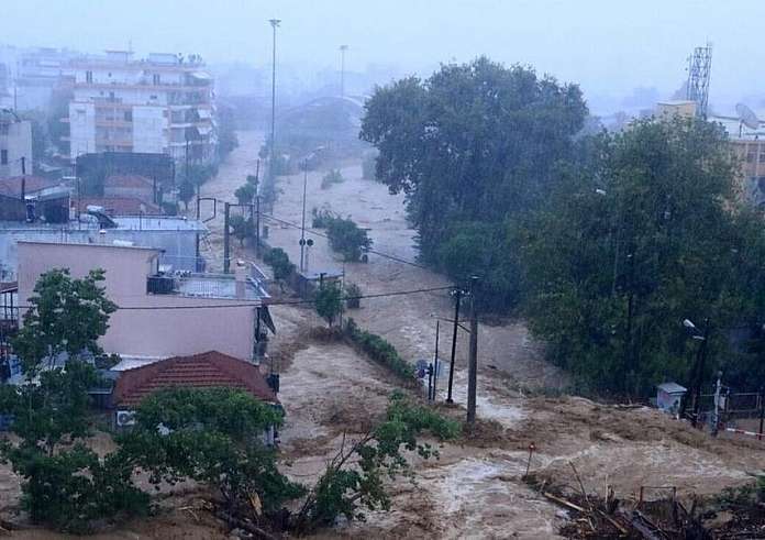 Τρίκαλα: Καταπτώσεις βράχων και απαγόρευση κυκλοφορίας